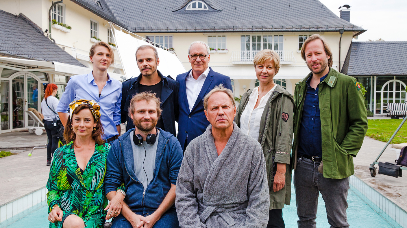 SÜDWESTRUNDFUNK Dreharbeiten zur Serie "Labaule & Erben" - Uwe Ochsenknecht spielt den Erben eines Medienunternehmens Im Badischen haben in der vergangenen Woche „Labaule & Erben“ die Dreharbeiten zur neuen Serie des SWR begonnen. Die sechsteilige Miniserie entsteht nach einer Idee von Harald Schmidt, in ihrem Zentrum stehen der Verlagserbe Wolfram Labaule und seine Familie. Mit „Labaule & Erben“ schrieben die Autoren Richard Kropf, Bob Konrad und Hanno Hackfort („4 Blocks“) ihre erste humoristische Serie, zum Autorenteam gehören außerdem Anneke Janssen und Elena Senfft. Regisseur ist Boris Kunz („Hindafing“), produziert wird die Serie von Violet Pictures in Zusammenarbeit mit Zeitsprung pictures im Auftrag des SWR. Beim Drehstart der neuen SWR Serie "Labaule & Erben": Vordere Reihe: Inka Friedrich (spielt Esther Labaule), Regisseur Boris Kunz, Uwe Ochsenknecht (spielt Wolfram Labaule), in der hinteren Reihe v.l.n.r. Autorin Anneke Janssen, Autor Richard Kropf, August Zirner (spielt Arne Gaius Prescher), SWR Redakteurin Kerstin Freels und Produzent Alexis v. Wittgenstein. © SWR/Violet Pictures/Maor Waisburd, honorarfrei - Verwendung gemäß der AGB im engen inhaltlichen, redaktionellen Zusammenhang mit genannter SWR-Sendung und bei Nennung "Bild: SWR/Violet Pictures/Maor Waisburd" (S2+). SWR-Pressestelle/Bildkommunikation, Baden-Baden, Tel: 07221/929-22287, foto@swr.de